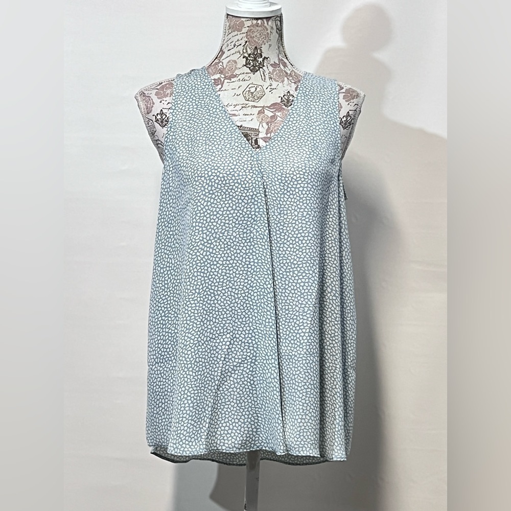 🛍️ VINCE CAMUTO Light blue and white printed blouse size S. - Picture 4 of 11